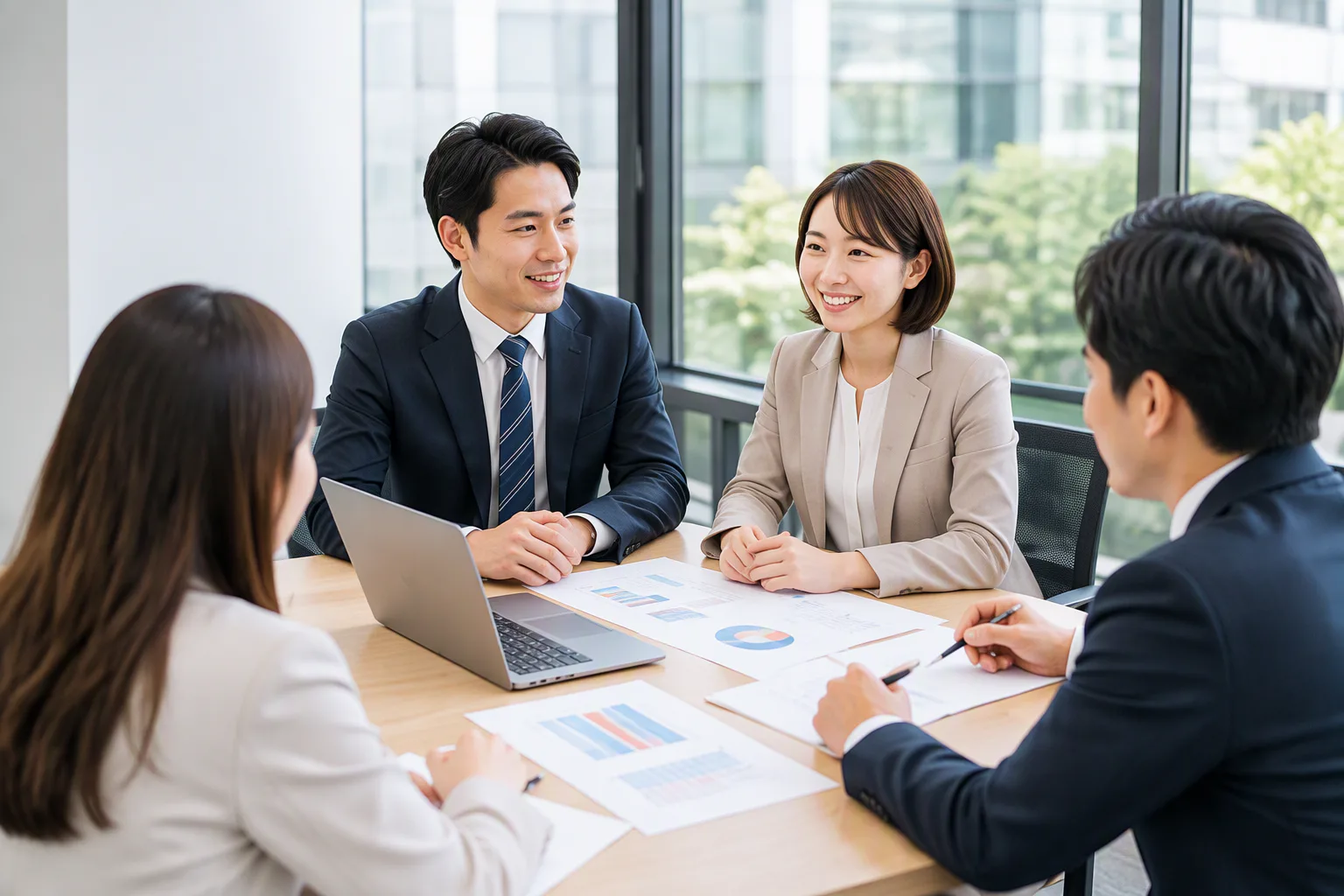 社労士がお客様と笑顔で打合せをしている様子